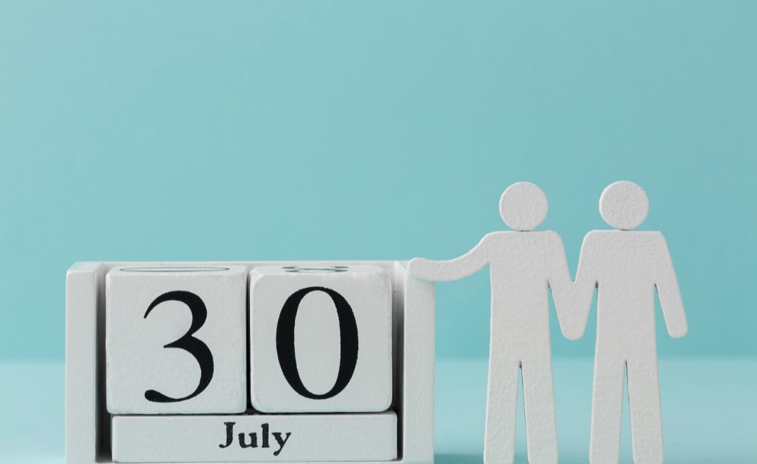 Calendar marked with 30 days and a rising credit score graph